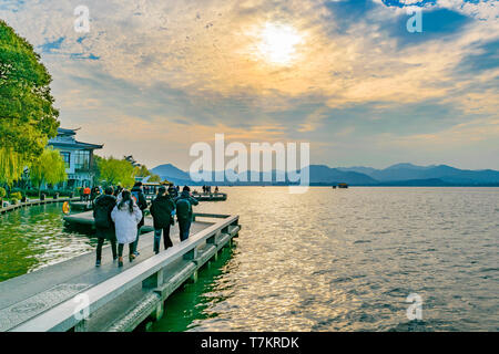 HANGZHOU, Cina, dicembre - 2018 - giornata invernale di scena a turistico West Lake Park in Hangzhou, Cina Foto Stock