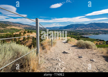 Vista panoramica sulla valle con una città fra i laghi Foto Stock