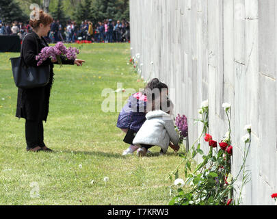 Ragazze fiori laici presso la mangiatoia memory Nagorno-Karabakh, Armenia, 24 Aprile 2019.processioni Fiaccolata in memoria del genocidio armeno vittime. Foto Stock