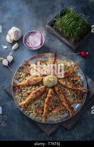 Riso pilaf con diverse erbe e pesce. Propone cucina persiana Foto Stock