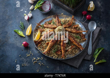 Riso pilaf con diverse erbe e pesce. Propone cucina persiana Foto Stock