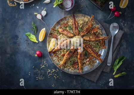 Erborinati riso con pesce fritto, persiano anno nuovo piatto Foto Stock
