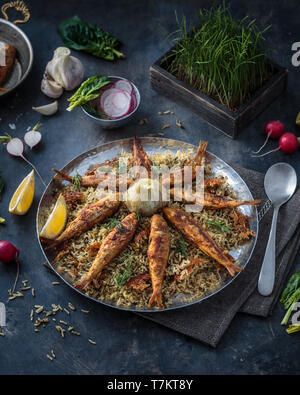 Riso pilaf con diverse erbe e pesce. Propone cucina persiana Foto Stock