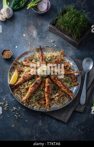 Sabzi Polo va Mahi - erborinati persiano di riso e il pesce fritto in padella Foto Stock