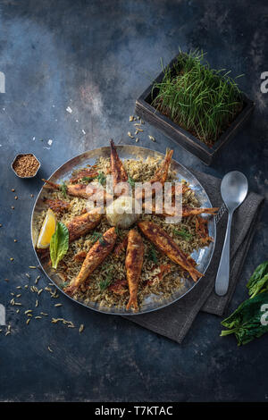 Erborinati riso con pesce fritto, persiano anno nuovo piatto Foto Stock