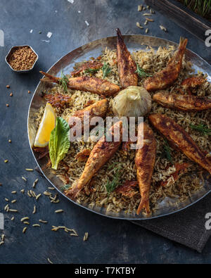 Chiudere la vista erborinati persiano di riso e il pesce fritto in padella Foto Stock