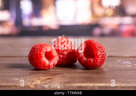Gruppo di tre intere fresche rosso lampone in un ristorante Foto Stock