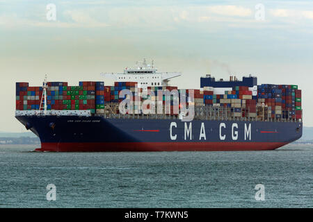 CMA CGM, contenitore,nave, Jules Vern, immissione,Southampton,l'acqua,Il Solent, off Cowes, Isle of Wight, England, Regno Unito, Foto Stock