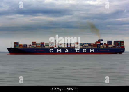 CMA CGM, contenitore,nave, Jules Vern, immissione,Southampton,l'acqua,Il Solent, off Cowes, Isle of Wight, England, Regno Unito, Foto Stock