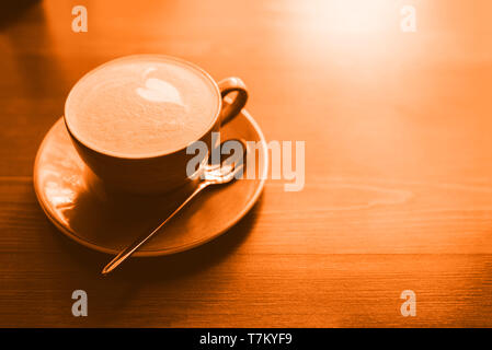 Preparato di fresco cappuccino in una tazza. Colore alla moda primavera-estate 2019. Foto Stock