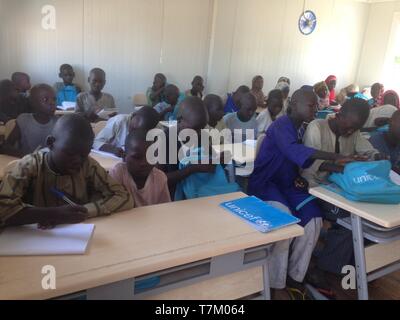 I bambini salvati dal Boko Haram comune che frequentano la scuola nel centro di IDP a Maiduguri Foto Stock