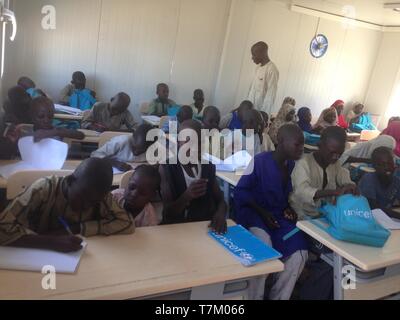 I bambini salvati dal Boko Haram comune che frequentano la scuola nel centro di IDP a Maiduguri Foto Stock