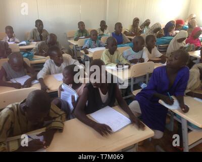 I bambini salvati dal Boko Haram comune che frequentano la scuola nel centro di IDP a Maiduguri Foto Stock