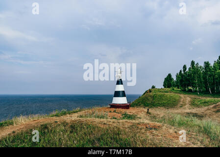 Faro con il puntatore sul fiume Volga in lingua russa Foto Stock