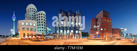 Dusseldorf zollhof panorama dello skyline di Germania Foto Stock