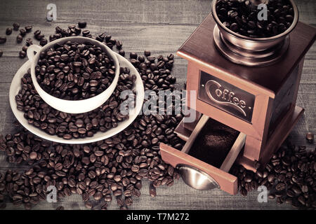 Coffee Mill con tazza di caffè e fagioli Foto Stock