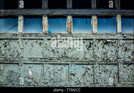 Un alterato e vernice scrostata garage in legno porta con dirty windows nel magazzino Quartiere delle Arti nel centro cittadino di Tucson, AZ Foto Stock