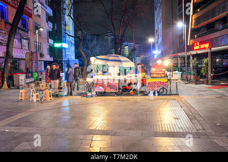 Le strade del centro di Ankara di notte Foto Stock