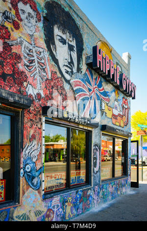 Un potente murale di dead rock star sul lato del Hippie gitana, un negozio di fumo Emporium sulla storica 4a Avenue, nel centro cittadino di Tucson, AZ Foto Stock