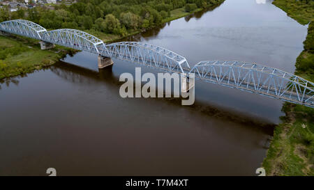 Ponte di ferro sul fiume vista da fuco Foto Stock