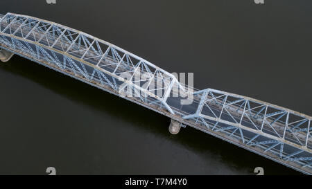 Ponte di ferro sul fiume vista da fuco Foto Stock