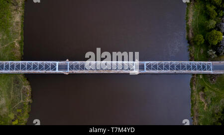 Ponte di ferro sul fiume vista da fuco Foto Stock