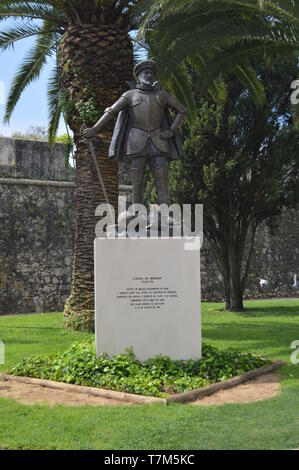 Statua dedicata a Don Diego De Meneses capitano di Malaga e governatore di India del XIV secolo in Cascais. Fotografia di Street, Natura, architec Foto Stock