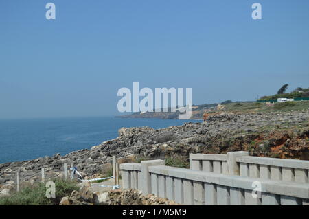 Viste del faro di guida dalla bocca dell'inferno in Cascais. Fotografia di Street, Natura, architettura, storia. Aprile 15, 2014. Cascais, Lisbona, Foto Stock