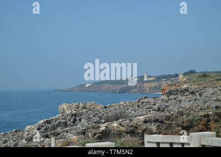 Viste del faro di guida dalla bocca dell'inferno in Cascais. Fotografia di Street, Natura, architettura, storia. Aprile 15, 2014. Cascais, Lisbona, Foto Stock