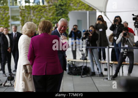 Berlino, Germania. 07 Maggio, 2019. Il cancelliere Angela Merkel si compiace di Charles, Principe di Galles e Camilla, la duchessa di Cornovaglia, nel cortile della Cancelleria federale. Credito: Simone Kuhlmey/Pacific Press/Alamy Live News Foto Stock