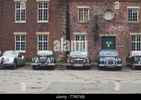 Vintage Jaguar e Daimler auto a Bicester Heritage Centre 'Drive giorno'. Bicester, Oxfordshire, Inghilterra. Vintage filtro applicato Foto Stock