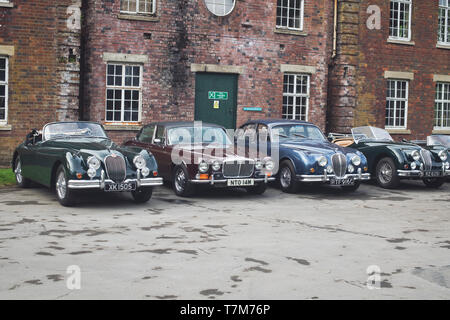 Vintage Jaguar e Daimler auto a Bicester Heritage Centre 'Drive giorno'. Bicester, Oxfordshire, Inghilterra. Vintage filtro applicato Foto Stock