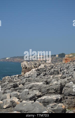 Viste del faro di guida dalla bocca dell'inferno in Cascais. Fotografia di Street, Natura, architettura, storia. Aprile 15, 2014. Cascais, Lisbona, Foto Stock