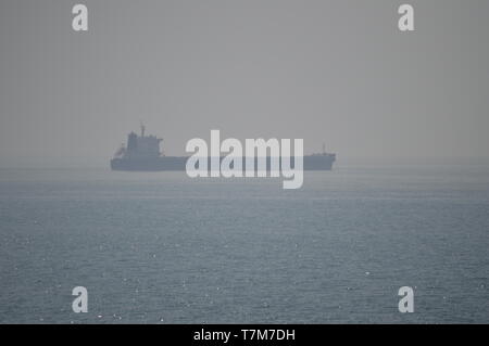 Tanker ormeggiate vicino alla spiaggia di Cascais. Fotografia di Street, Natura, architettura, storia. Aprile 15, 2014. Cascais, Lisbona, Portogallo. Foto Stock