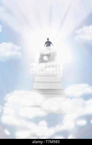 La scala che sale al cielo celeste verso la luce, la persona che cammina verso il cielo azzurro cielo Foto Stock
