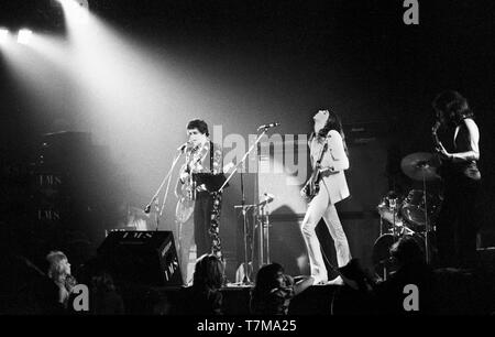 Amsterdam, Paesi Bassi - 30 settembre: Lou Reed suona dal vivo sul palco del Teatro Carre ad Amsterdam, nei Paesi Bassi il 30 settembre 1972 (foto di Gijsbert Hanekroot) Porta: Gijsbert Hanekroot Foto Stock