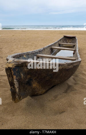 Un rustico tradizionale scavato-out canoa seduto sulla spiaggia in Puerto Viejo de Talamanca in Costa Rica, nessuno nella foto Foto Stock