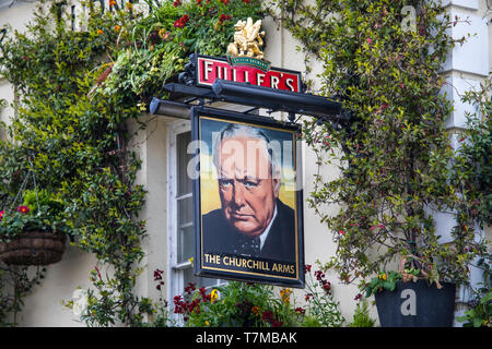 London, Regno Unito - 2 Maggio 2019: un pub tradizionale segno al Churchill bracci a Notting Hill, Londra, Regno Unito. Essa è stata spesso descritta come la più colorf Foto Stock