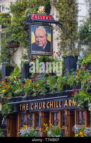 London, Regno Unito - 2 Maggio 2019: The Churchill Arms public house a Notting Hill, Londra, Regno Unito. Essa è stata spesso descritta come il più colorato pub in Londo Foto Stock