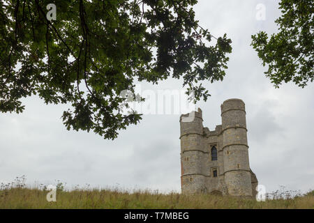 Vista attraverso un albero di quercia delle rovine del Castello di Donnington, Newbury, Berkshire, Regno Unito Foto Stock