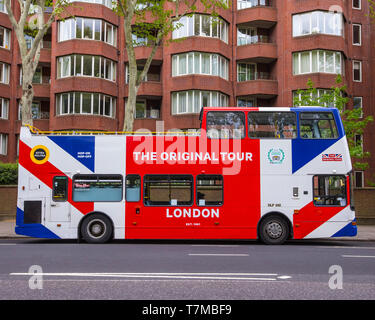 London, Regno Unito - 2 Maggio 2019: una vista di un double-decker London tour bus in Kensington, London, Regno Unito. Foto Stock