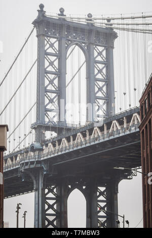 Ritratto del famoso Ponte di Manhattan in Dumbo sulle strade di Brooklyn, New York Foto Stock