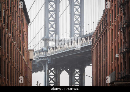 La famosa vista del cuore di Manhattan Bridge a Dumbo nelle strade di Brooklyn, New York Foto Stock