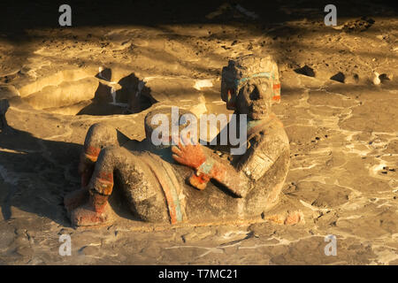 Un chacmool, un tipo di pre-Colombiano Mesoamerican scultura, presso il Templo Mayor (maggiore tempio) sito archeologico in Città del Messico. Foto Stock