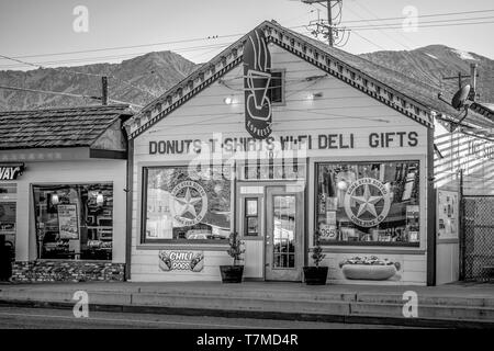 Negozi nel villaggio storico di Lone Pine - Lone Pine CA, Stati Uniti d'America - 29 Marzo 2019 Foto Stock