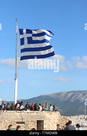 La bandiera greca. Dalla sommità dell'Acropoli di Atene, Grecia. Foto Stock