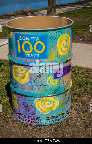 Garbage possono decorare la Concorrenza, evento annuale a Stratford, Ontario, Canada. Concorso aperto per le scuole elementari, tema: "Comprendere la diversità'. Foto Stock