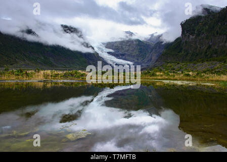 Vista di Michinmahuida e il suo ghiacciaio, Pumalin National Park, Patagonia, regione de los Lagos, Cile Foto Stock