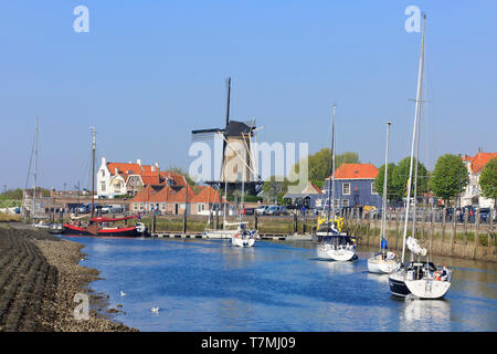 Yachts, sulla loro strada per la Schelda Orientale, passato a vela del XVIII secolo windmill 'Den Haas' dal 1727 in Zierikzee (Zeeland), Paesi Bassi Foto Stock