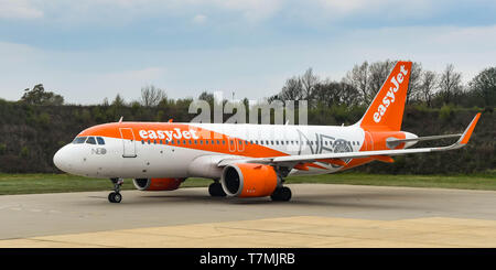 Dall'Aeroporto Gatwick di Londra, Inghilterra - Aprile 2019: nuovo Airbus A320 Neo piano operati da Easyjet rullaggio per il decollo all'aeroporto Gatwick di Londra. Foto Stock